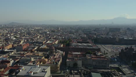 Drone-Sobrevuela-La-Ciudad-De-Mexico-Cerca-De-La-Plaza-Zocalo