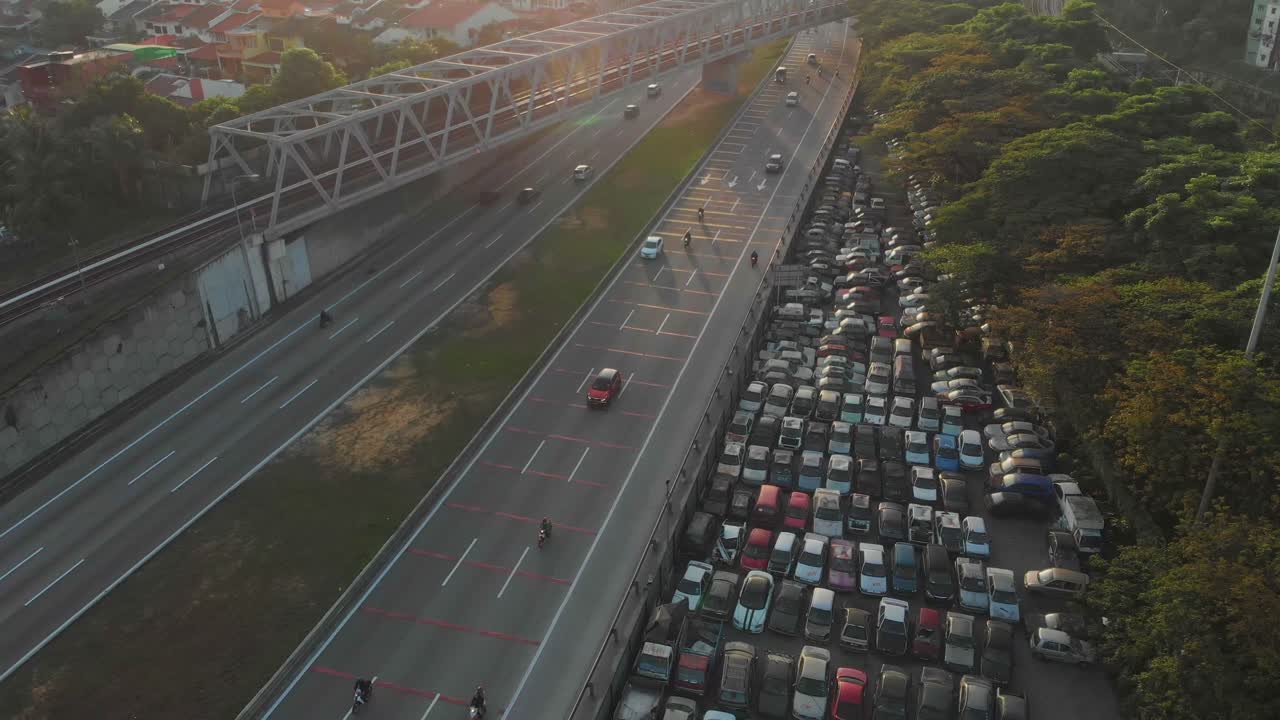 Vista aerea di auto abbandonate in un cimitero di rottami durante un'alba dorata a Kuala Lumpur, Malesia