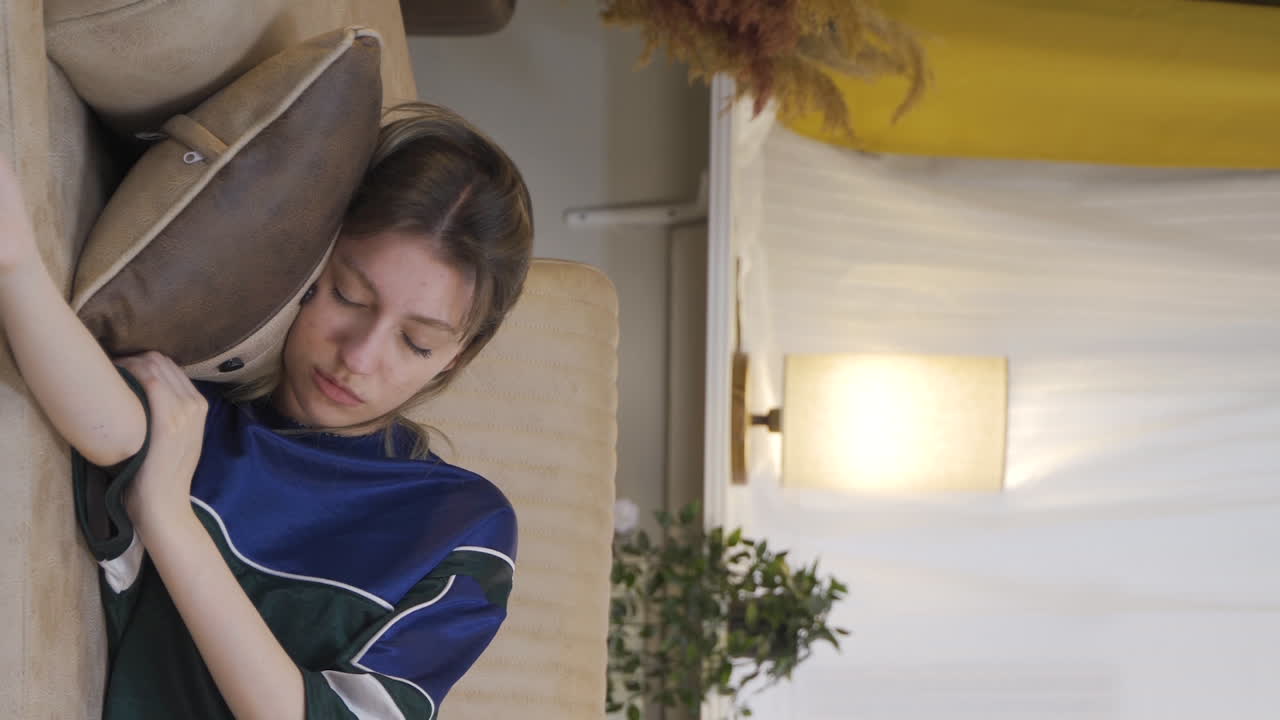 피곤하고 졸리는 젊은 여성의 수직 비디오.