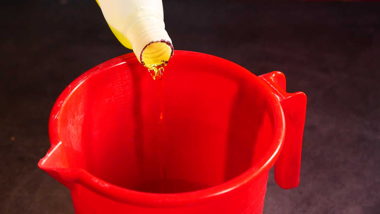 기름을 측정 비에 부어 넣는 것