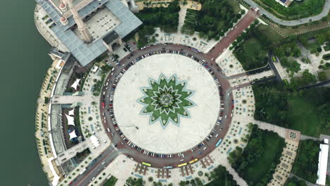 Inclinación-Aérea-De-La-Plaza-De-La-Ciudad,-Dataran-Putra-En-Kuala-Lumpur,-Malasia