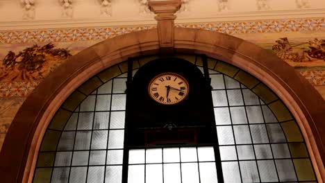gran reloj analógico en el vestíbulo de la estación de tren de sao bento por la noche, porto