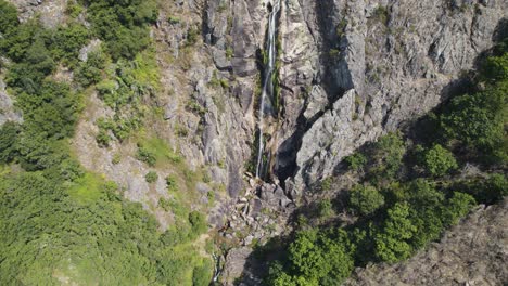 Vista-De-Arriba-Hacia-Abajo-Revelada,-Cascada-Escénica-Portuguesa,-Frecha-Da-Mizarela---Arouca