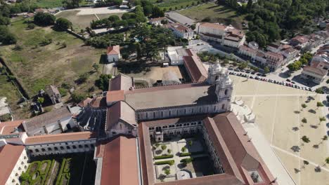 vista aérea del notable complejo monasterio de alcobaca en portugal