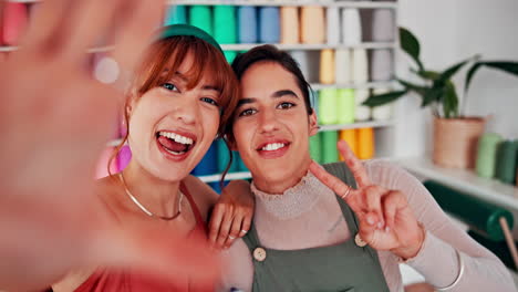 dos amigos tomando una selfie en un estudio de costura