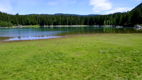 lago de fusine superior, alpes italianos. vuelos aéreos de aviones no tripulados.