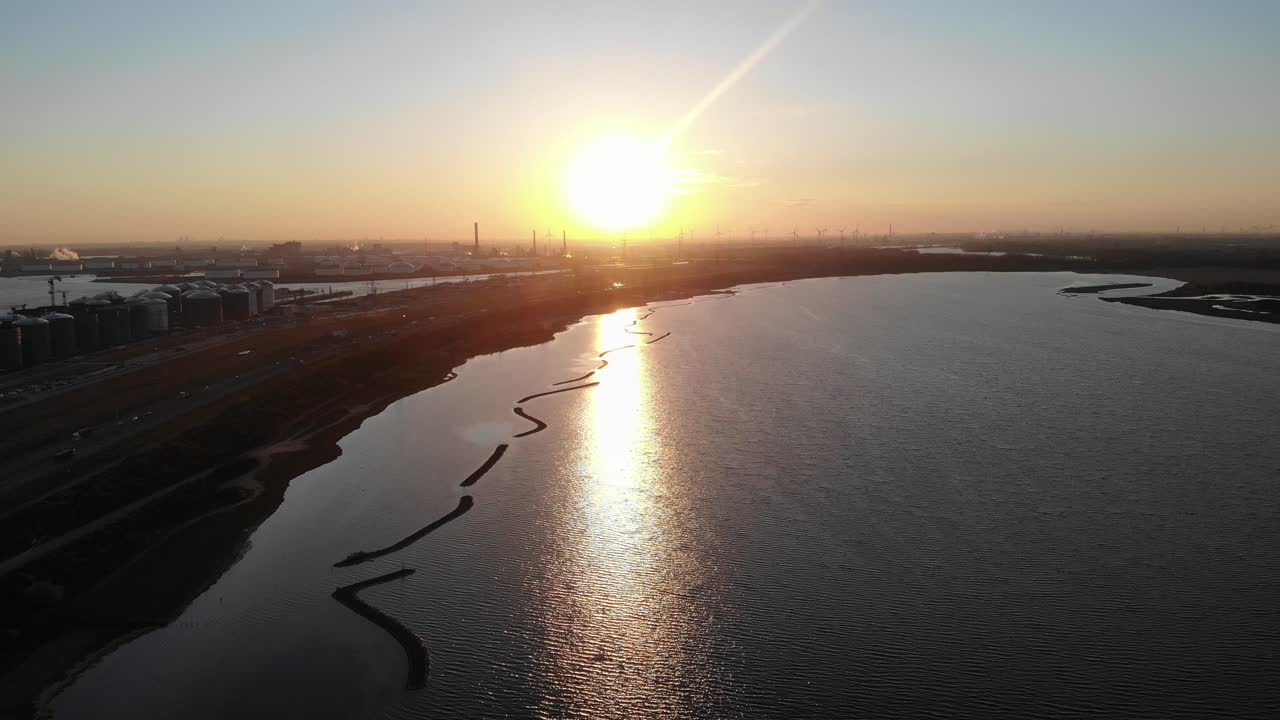 사우스 홀랜드 지방의 brielse meer에서 일몰의 반영