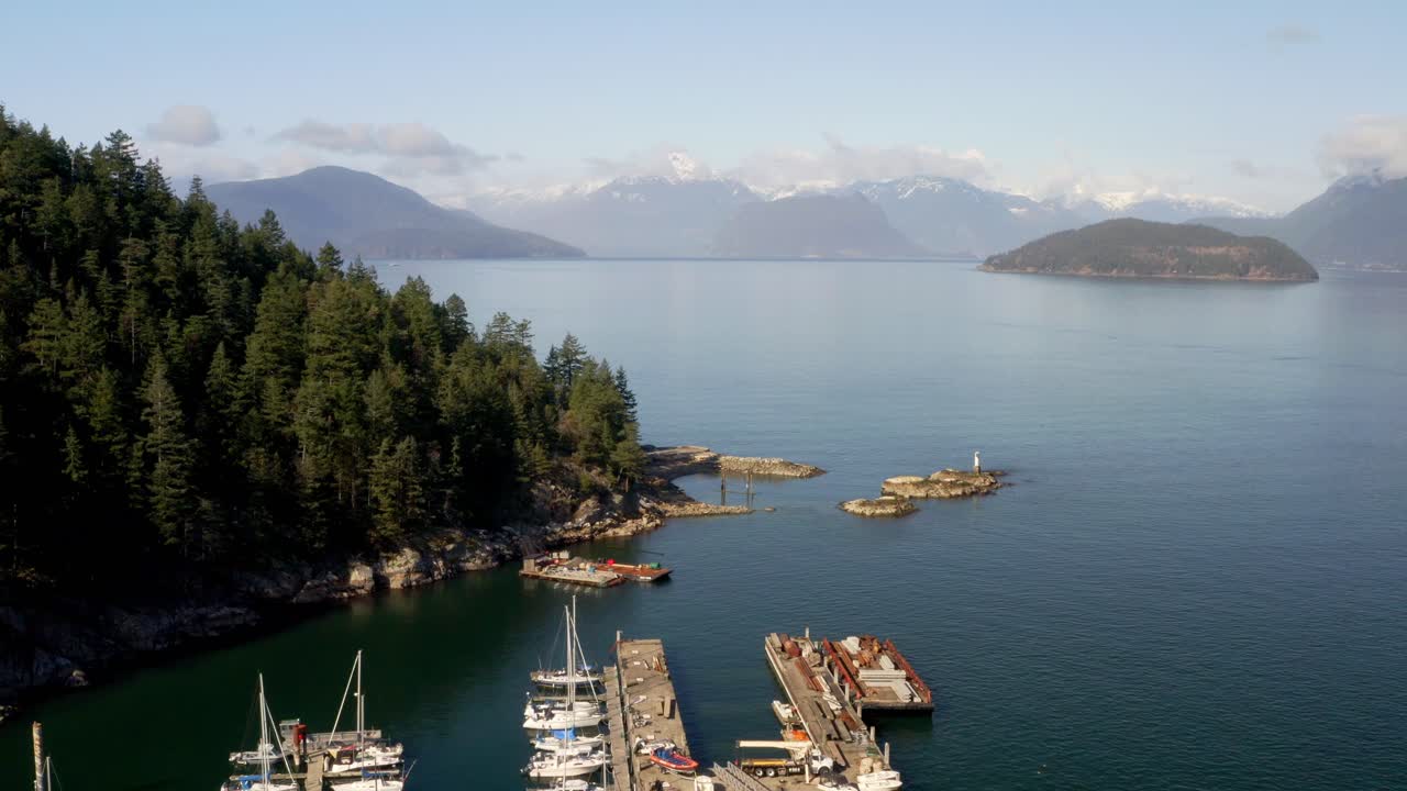barcos atracados en el centro de aventuras del puerto deportivo de sewell con vistas panorámicas de la naturaleza en horseshoe bay, bc, west vancouver, canadá