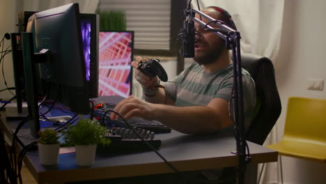 vista lateral del hombre de pro streamer con auriculares