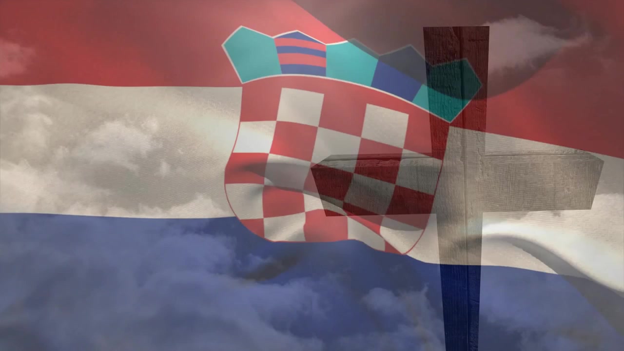 Eine Brise erfasst die kroatische Flagge, erzeugt wellenförmige Falten und enthüllt die Silhouette eines Holzkreuzes.