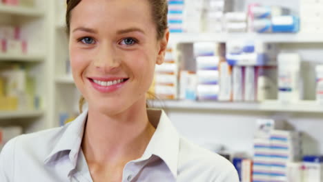apotheker, der pillen in der apotheke nimmt