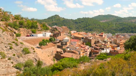 Antiguo-Y-Tradicional-Pueblo-Pintoresco-Español-Ubicado-En-Una-Región-Montañosa-De-Borriol,-Provincia-De-Castellón,-Comunidad-Valenciana,-España---Toma-Estática