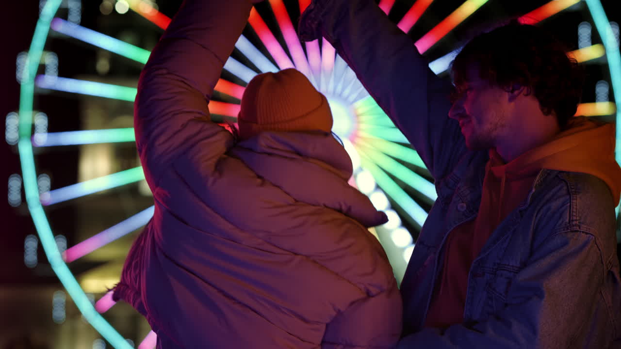 Pareja alegre bailando en el centro de la ciudad.