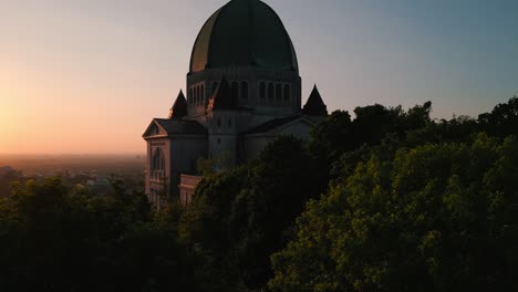 reveal-drone-shot-of-the-saint-joseph-oratory-in-Montreal,-Quebec,-Canada-during-summer