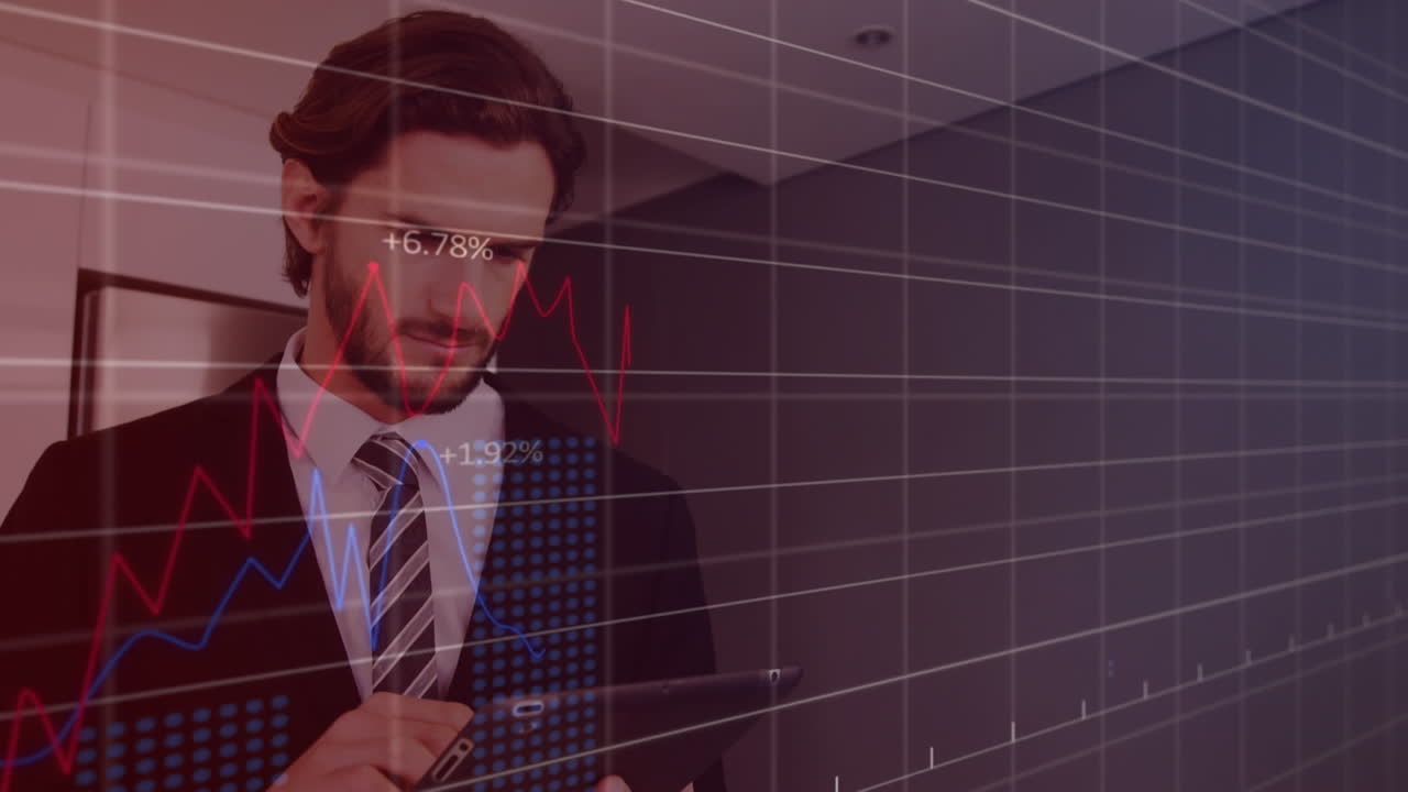 animación del procesamiento de datos estadísticos sobre un empresario caucásico que usa una tableta digital en la oficina