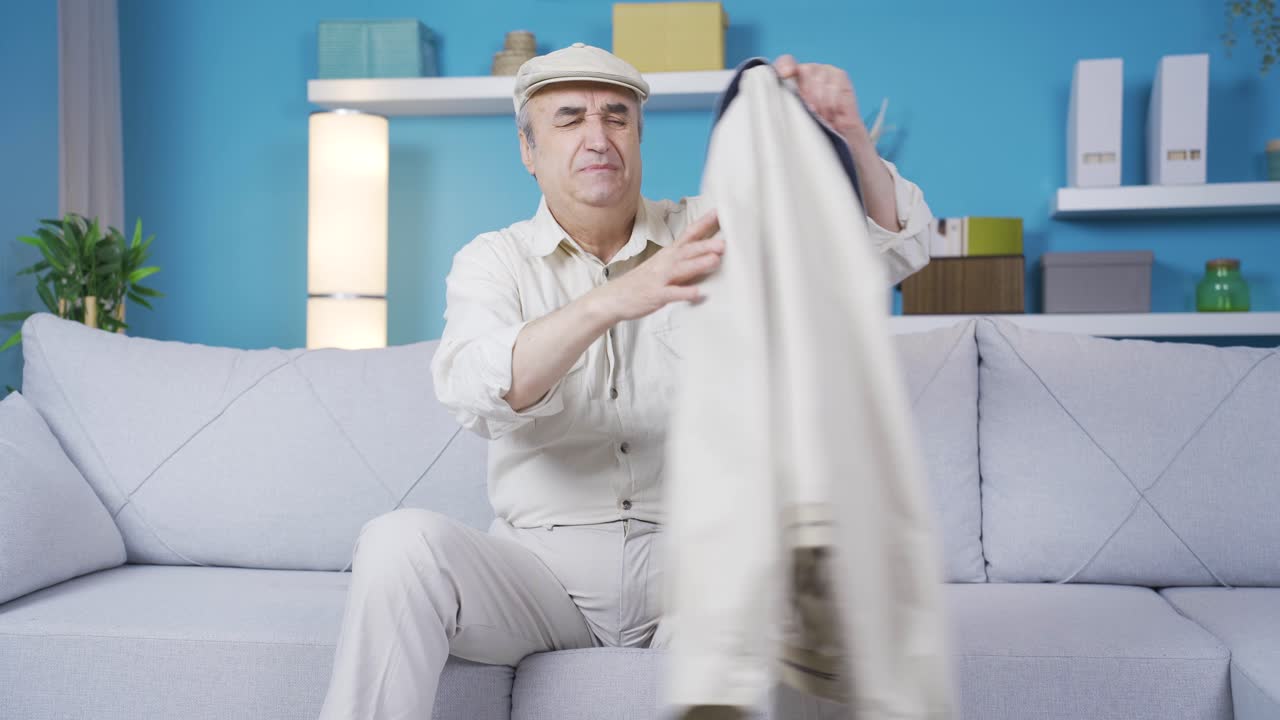 집을 떠날 때 심장이 뛰는 노인은 심장마비를  ⁇ 고 있습니다.