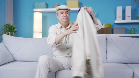 hombre anciano con el corazón latiendo mientras salía de casa está teniendo un ataque al corazón.
