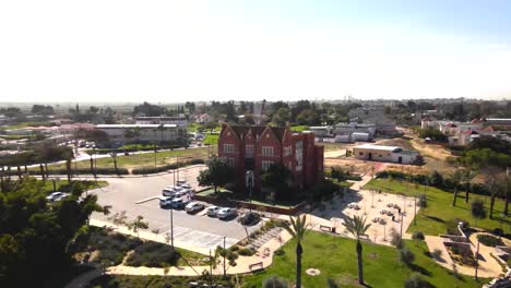 drone shot de réplica del '770' brooklyn, new york, edificio con el mismo número de ladrillos que la estructura de la sede de chabad, lubavitz es un judío ortodoxo de in kfar chabad