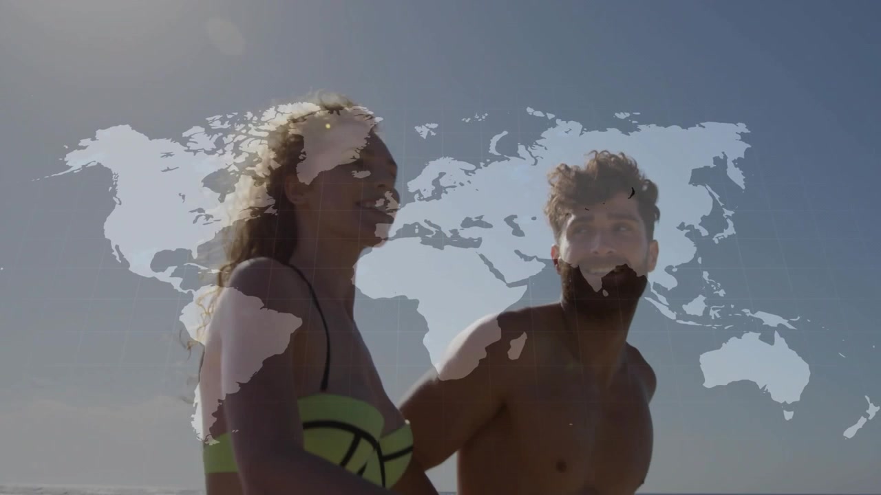 Video vertical: Pareja sonriendo y tomados de la mano corriendo en la playa con trajes de baño de neón, con un gráfico de mapa cambiante.