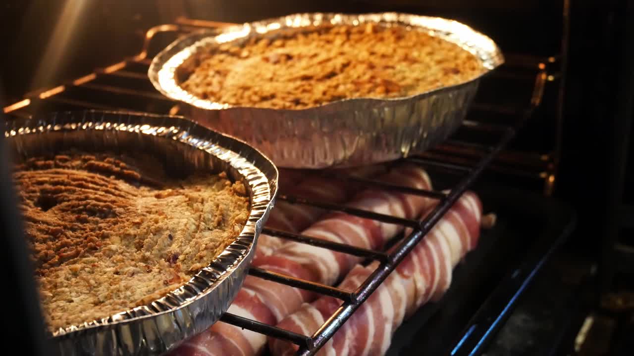 Ripieno preparato e salsiccia avvolta nel bacon che cuociono su una griglia del forno, con carrellata a destra