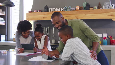 Padres-Ayudando-A-Los-Niños-Con-La-Tarea-En-La-Cocina