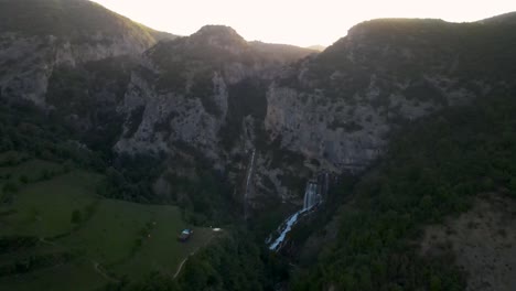 Vista-Aérea-De-La-Cascada-De-Peshtura-Y-El-Paisaje-Del-Cañón-En-Albania