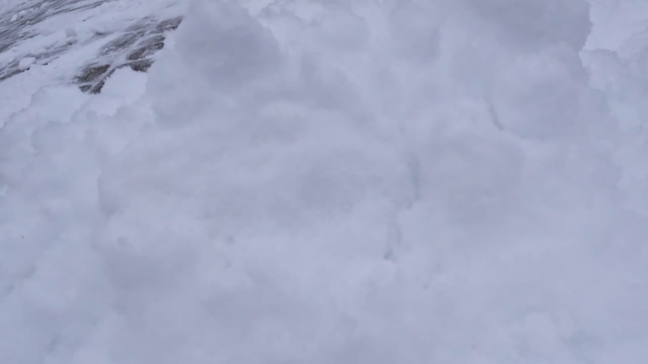 Ich-Perspektive: Frischen Schnee schaufeln, um vereiste Bürgersteige bei einem Wintersturm zu räumen.