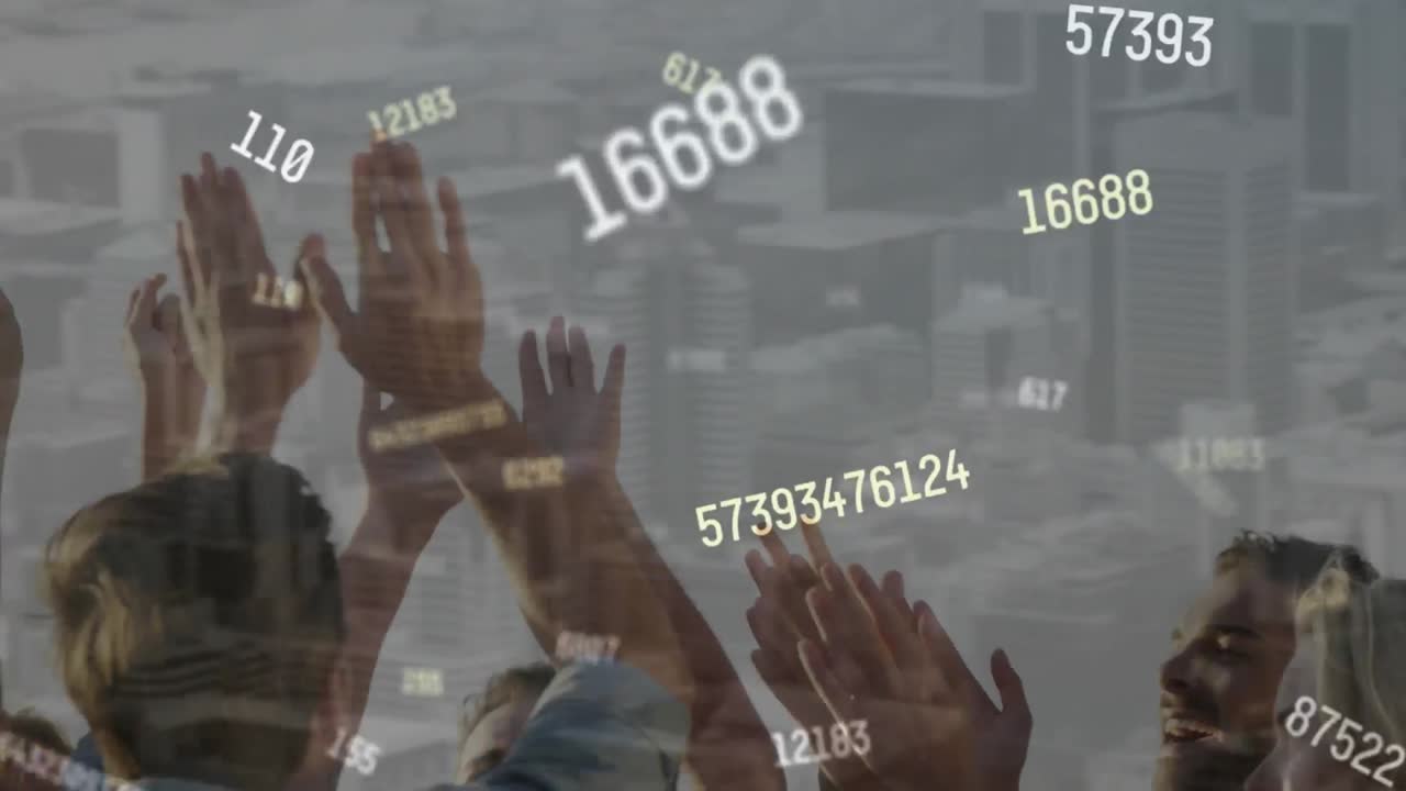 animación de números cambiantes sobre la ciudad contra diversos amigos dando high-fives en el fondo
