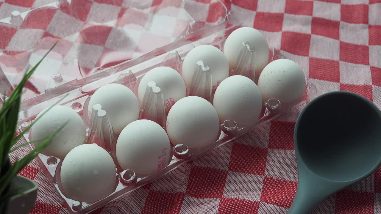 카튼 에 담긴 달 과 체크 로 된 탁자 가죽