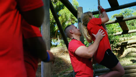 entrenador entrenando a los niños en el campamento de entrenamiento