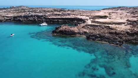 Catamarán-Anclado-En-Idílicas-Aguas-Cristalinas,-Ayia-Napa,-Chipre.