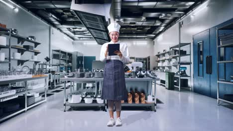 chef usando tableta en la cocina comercial