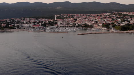 Wunderschöne-Küste-Von-Novi-Vinodolski,-Kroatien,-Marina-Novi,-Altstadt,-Hafen,-Küstenstadt,-Adriatisches-Meer,-Schnellboot-Verlässt-Den-Hafen,-Pier,-Dock,-Anlegestelle,-Segelboot,-Sonnenuntergang,-Mediterrane-Landschaft