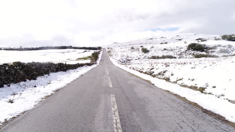 Vista-Aérea-Del-Camino-De-Montaña-De-Nieve-De-Invierno