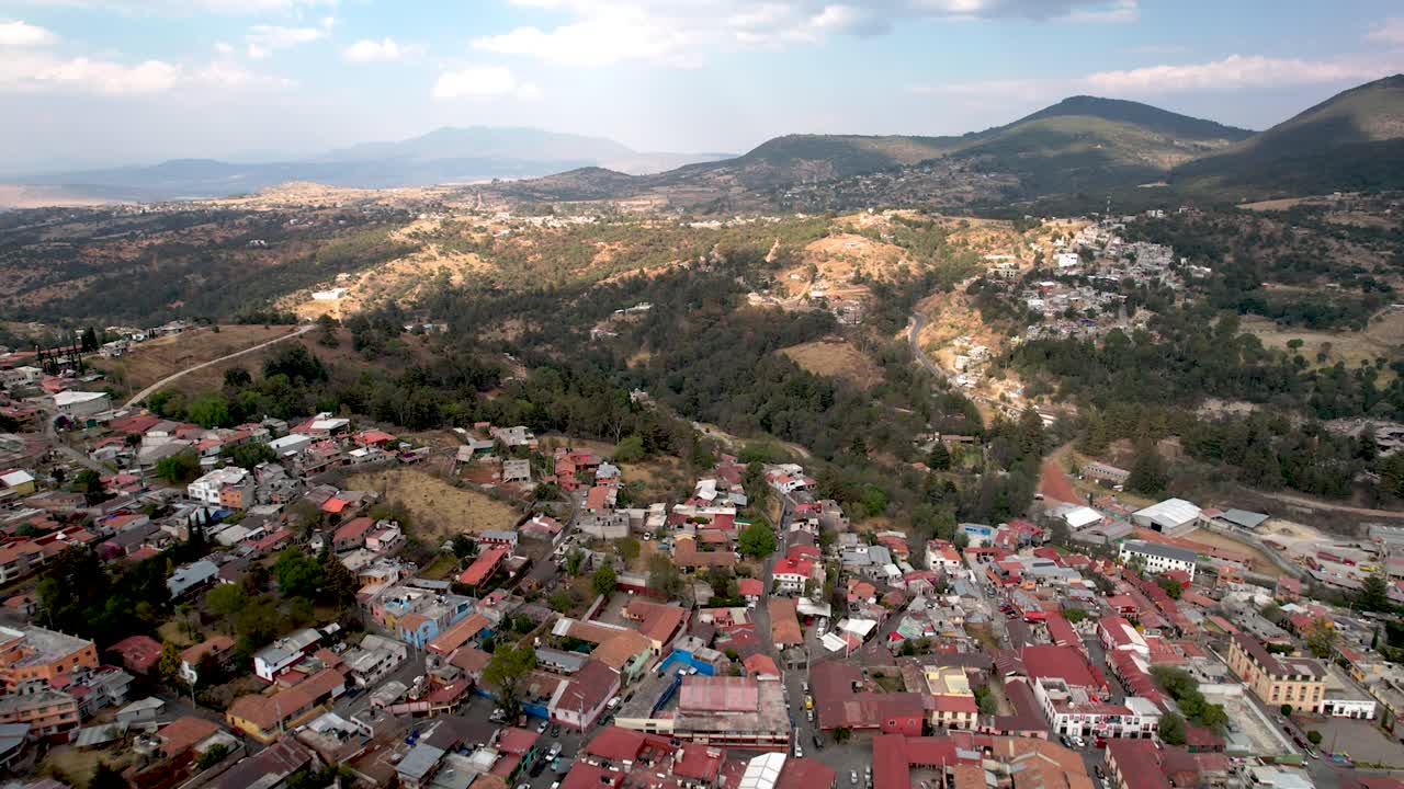 tomada de avión no tripulado de la ciudad de tlalpujahua en michoacan, méxico