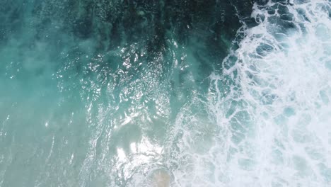 Perspectiva-De-Arriba-Hacia-Abajo-De-Las-Olas-Rompiendo-En-La-Playa-De-Diamantes-En-La-Isla-De-Nusa-Penida-Bali,-Indonesia