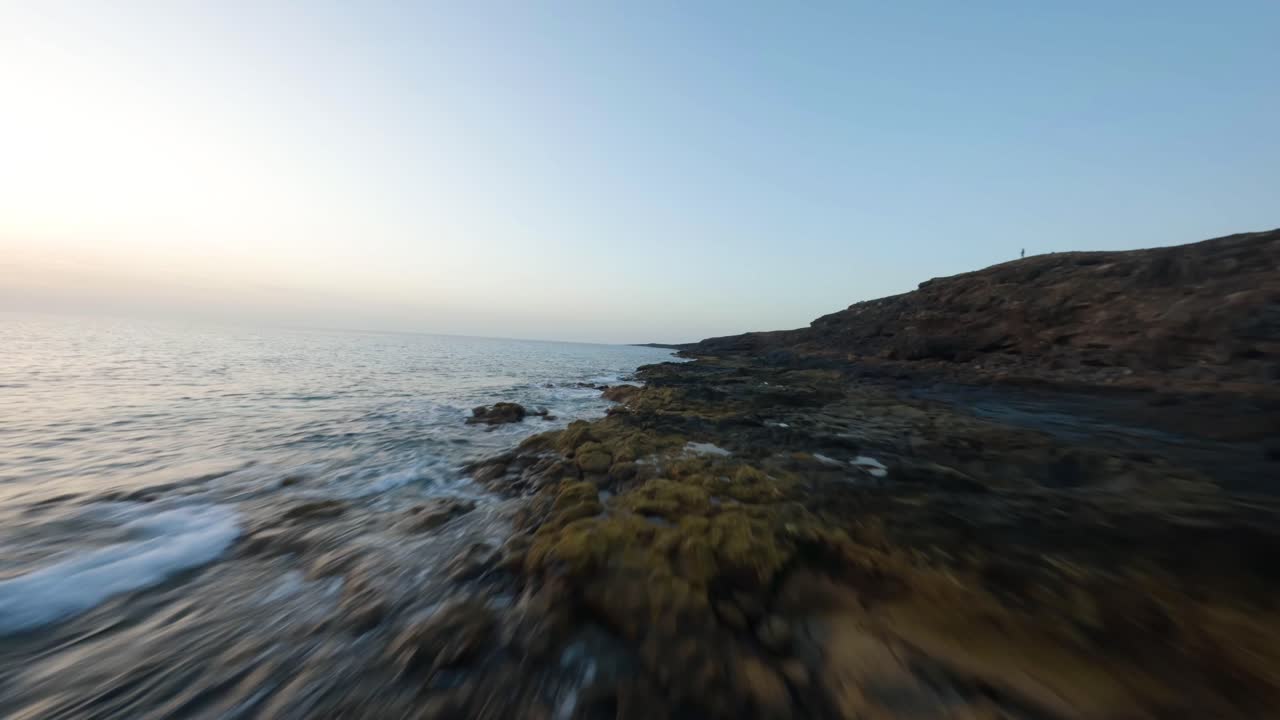 fuerteventura volo fpv sulla costa orientale sopra il mare durante l'alba slowmotion 50fps