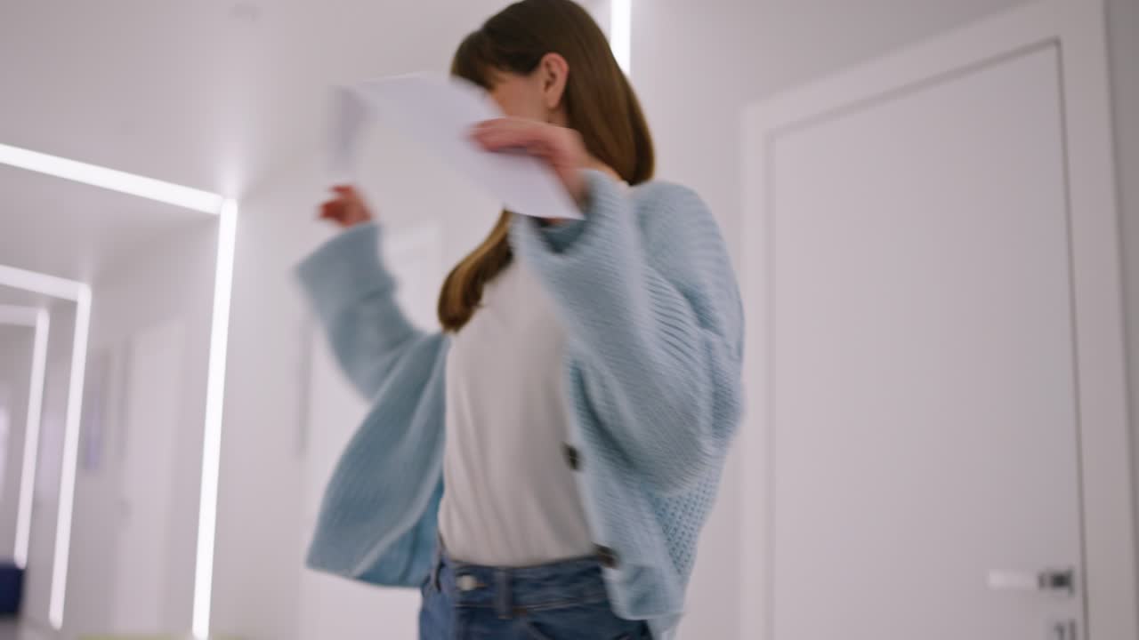 Donna che balla in un corridoio moderno