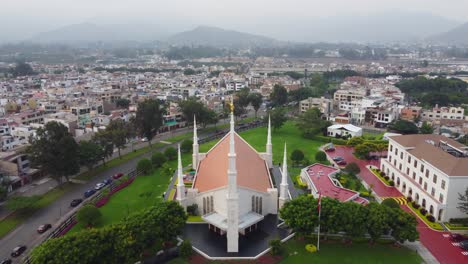 video drone de una iglesia mormona con una estatua dorada del ángel moroni