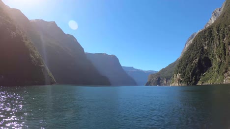 Hiperlapso-Mientras-Navega-Por-Milford-Sound-En-Nueva-Zelanda