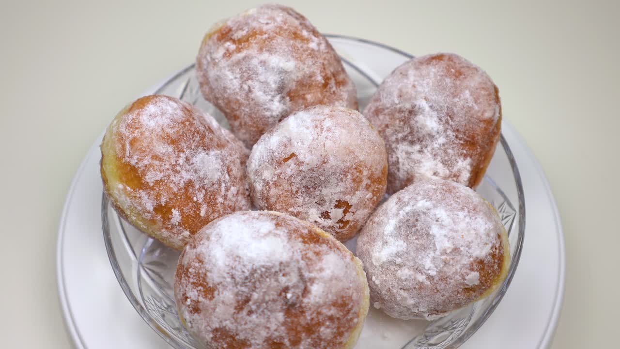 도넛이 접시에 굴립니다. 흰 바탕