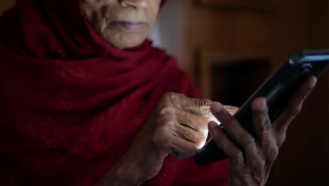 Mano-De-Mujer-Mayor-Usando-Teléfono-Inteligente-De-Cerca