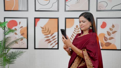 Mujer-India-Usando-El-Teléfono-Con-Espacio-Para-Copiar