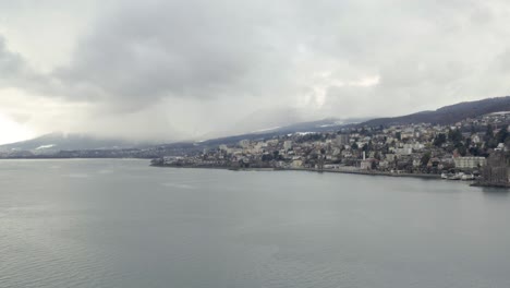 El-Romántico-Pueblo-De-Neuchâtel-Ubicado-En-El-Hermoso-Lago-Durante-La-Temporada-De-Invierno-En-El-Paisaje-Alpino-Suizo,-Suiza,-Europa