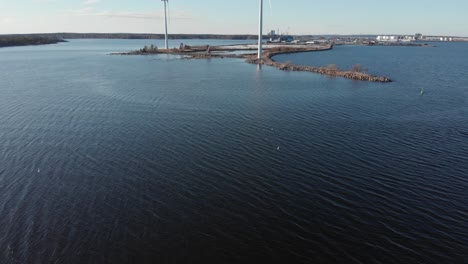 vista pacífica de un pequeño parque eólico junto al mar, escandinavia, vista aérea