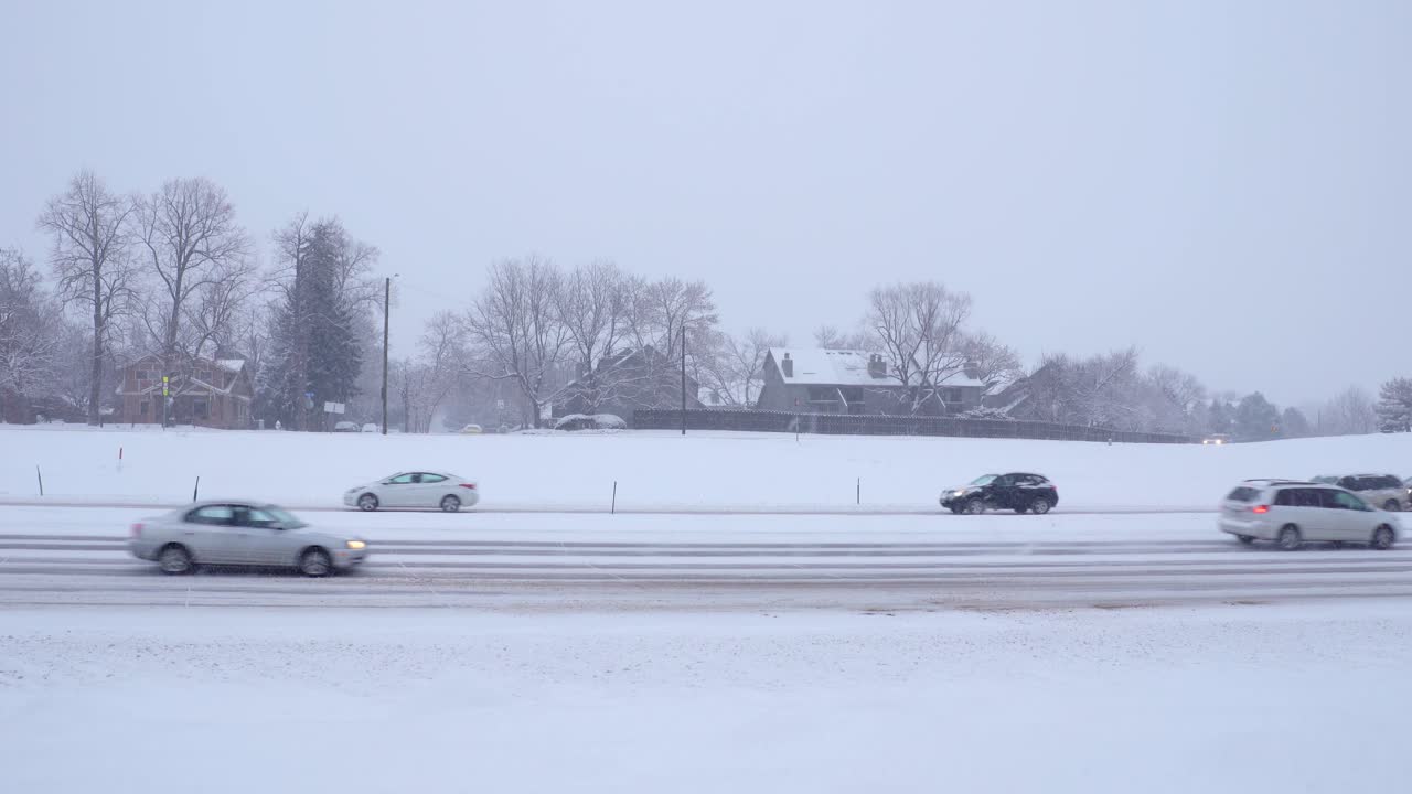 눈 덮인 도로를 달리는 자동차