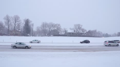 Autos-Fahren-Auf-Schneebedeckter-Straße