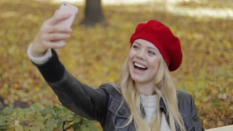 Glückliche-Frau,-Die-Selfie-Im-Park-Macht