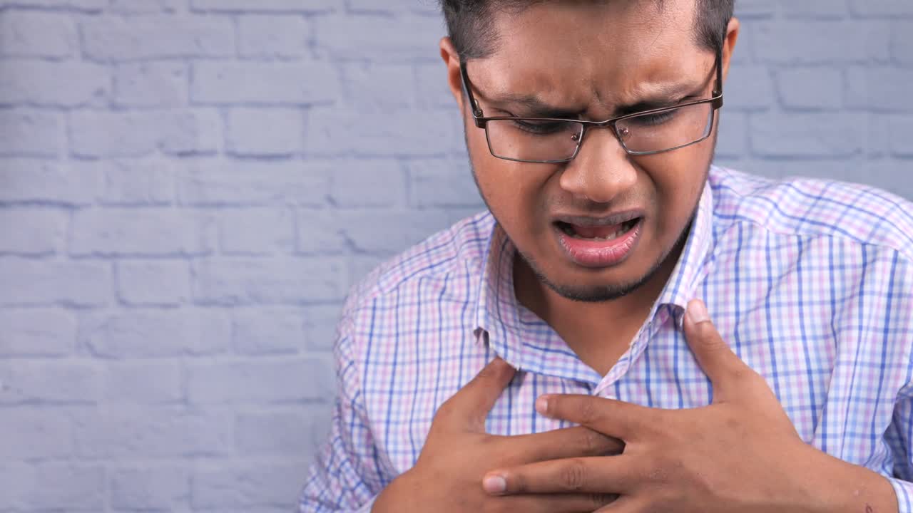 hombre que experimenta dolor o incomodidad en el pecho