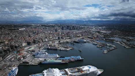 Puerto-En-Nápoles,-Italia-Con-El-Centro-Y-Las-Nubes-En-El-Fondo